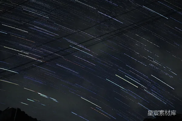 高清摄影 星空中的星轨在夜空蜿蜒。