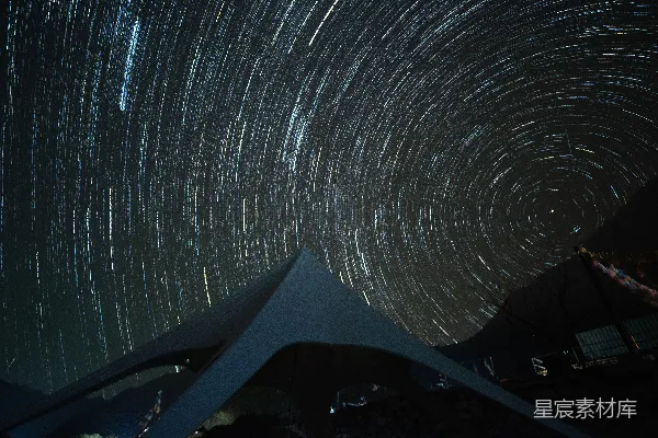 高清摄影 夜幕下现代建筑上的星轨景观
