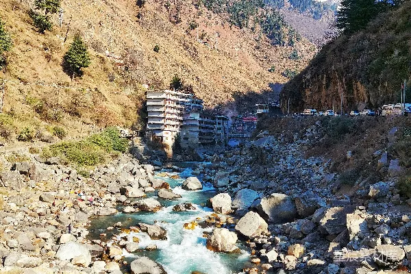 高清摄影 一条河流穿过被山环绕的山谷