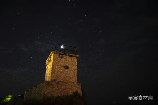 高清摄影 夜晚的混凝土建筑呈棕色。