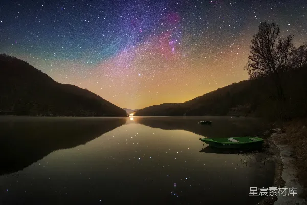高清摄影 一艘绿色的船停在湖面上夜空下