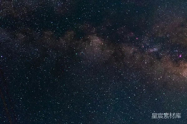 高清摄影 夜空布满了星星和云朵