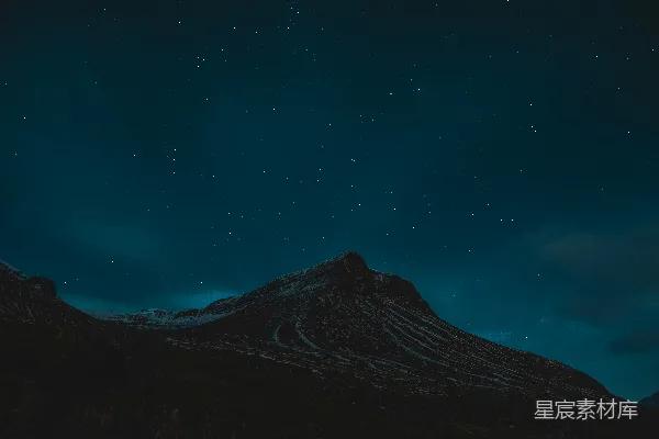高清摄影 夜空繁星点点，山峰在上方