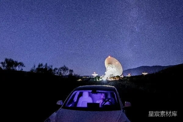 高清摄影 夜晚路上的一辆红车
