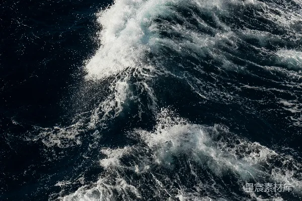 高清摄影 白天海浪撞击岸边
