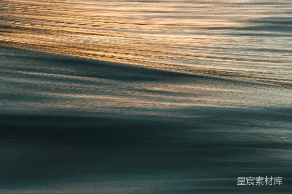 高清摄影 水中的一个模糊的冲浪板照片