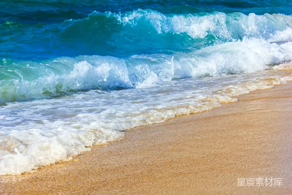 高清摄影 海浪在白天拍打海岸
