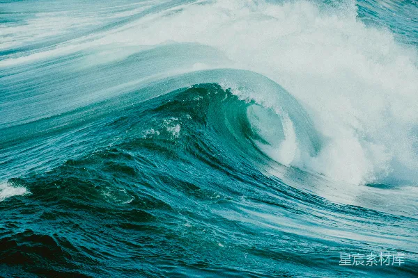 高清摄影 汹涌的海浪爬上 crest 后破碎。