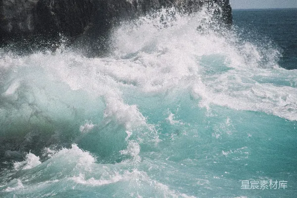 高清摄影 海边岩石上白天海浪拍击的景象