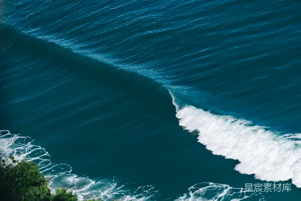 高清摄影 白天海浪撞击海岸的景象