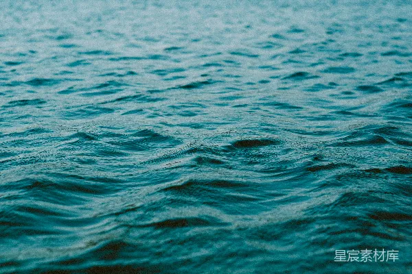 高清摄影 白天水面的涟漪效应