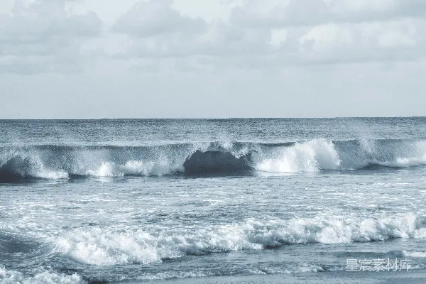 高清摄影 海洋中一名人在冲浪板上滑行的景象