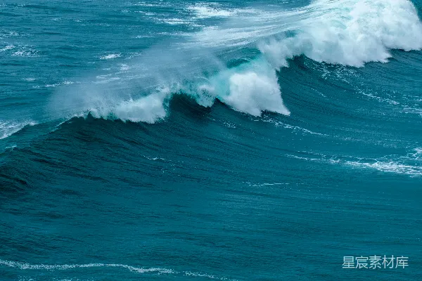 高清摄影 海洋中一名人在冲浪板上滑行的场景