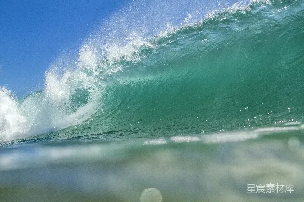 高清摄影 一个男子骑在冲浪板上 surfing于波浪之上