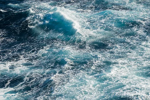 高清摄影 白天海浪拍打在岸边