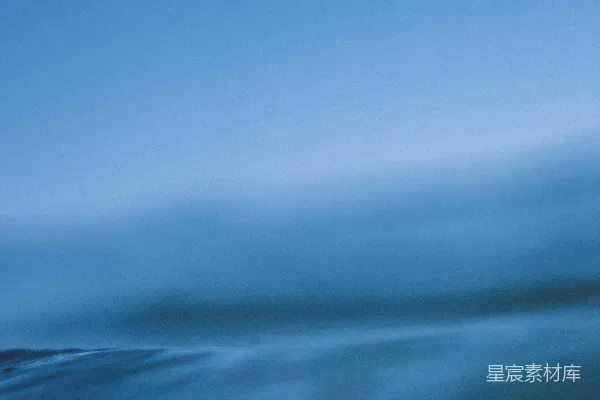 高清摄影 海洋中一名人在冲浪板上滑行的场景