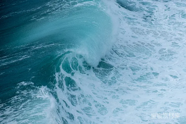 高清摄影 海洋中一个人坐在冲浪板上 surfing in the ocean on a surfboard
