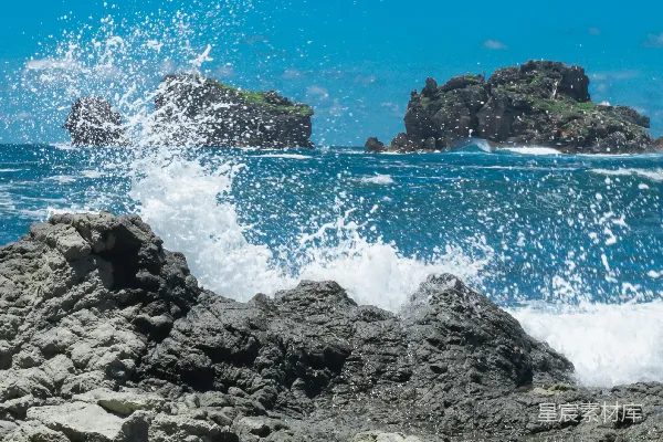 高清摄影 海边岩石上白天波浪拍打的声响