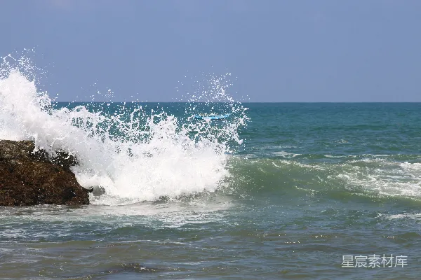 高清摄影 海边一个骑手在波浪上冲浪板上 Riding a surfboard on a wave in the ocean