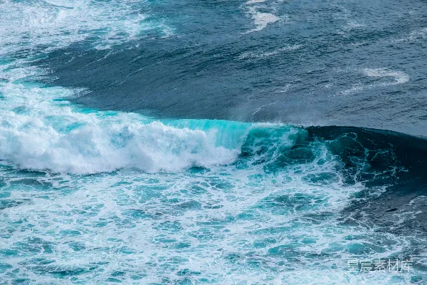 高清摄影 一个骑在冲浪板上的海浪上的人