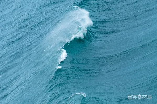 高清摄影 海边一个人在波浪上riding冲浪板的人