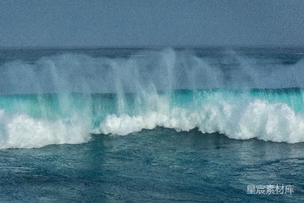 高清摄影 白天海浪拍打在海岸上