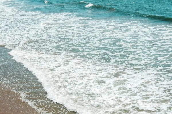 高清摄影 海浪在白天撞击海岸