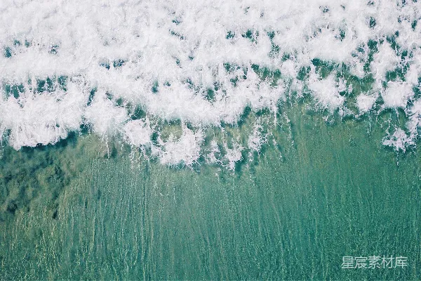 高清摄影 海滩上波浪的空中俯视视角