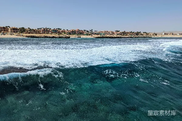 高清摄影 海滩上波浪拍打的声音，背景是邦迪海滩。