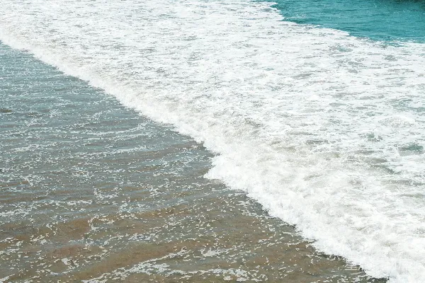 高清摄影 海边白天波浪撞击海岸的景象