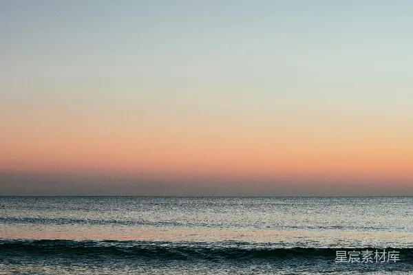 高清摄影 海滩上行走的人带着冲浪板
