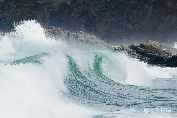 高清摄影 一个男子骑在冲浪板上 surfing于波浪之上