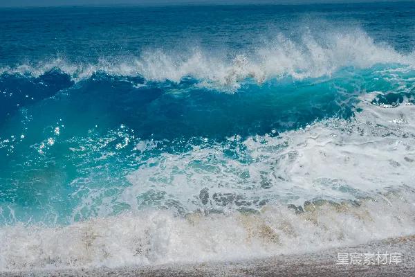 高清摄影 海边一个骑着冲浪板的人在海浪上移动