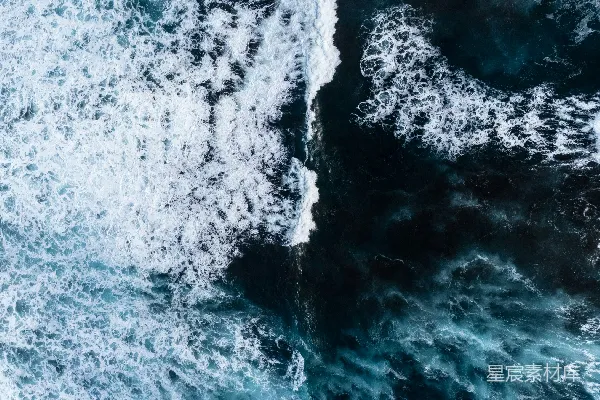 高清摄影 海滩上波浪的冲撞