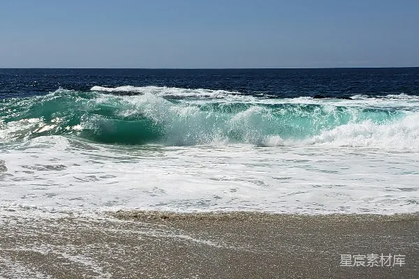 高清摄影 turquoise波浪在沙滩上冲撞