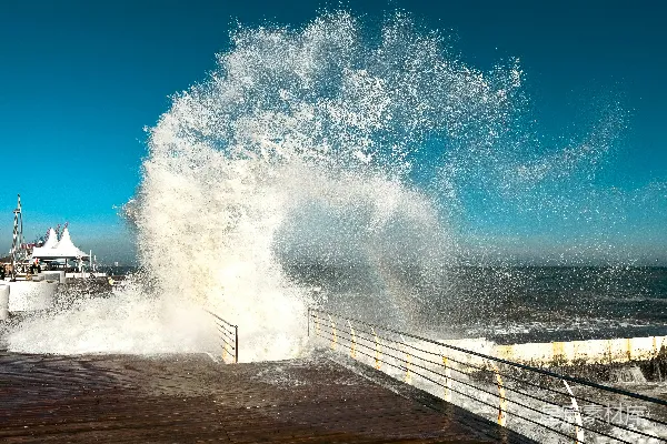 高清摄影 一波巨大的海浪拍打着木质的栈桥