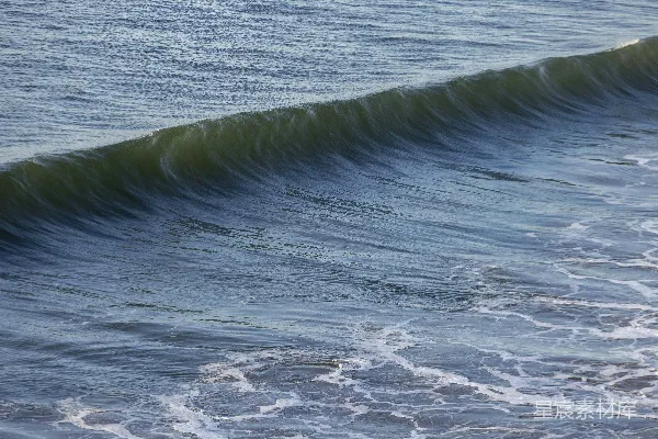 高清摄影 海面上一道强大的海水波浪拍打着。