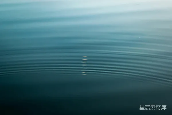 高清摄影 暗蓝色水面的涟漪