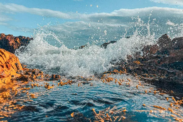 高清摄影 波浪撞击着岩石海岸。