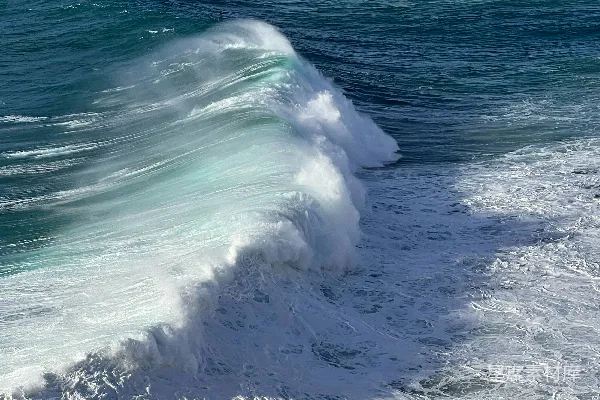 高清摄影 海边一个人在波浪上骑着冲浪板的人