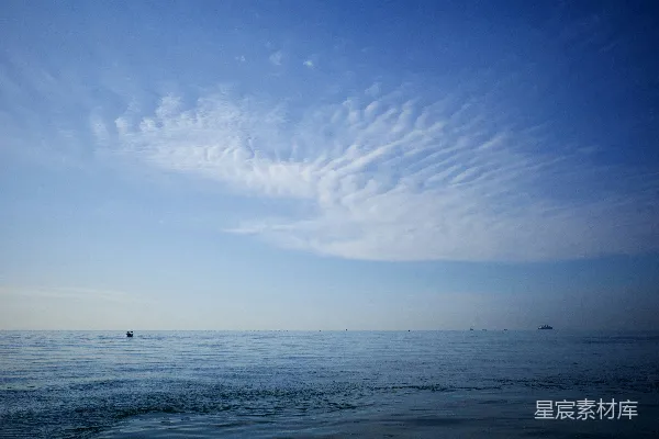 高清摄影 蓝天白云下的蓝色海洋在白天