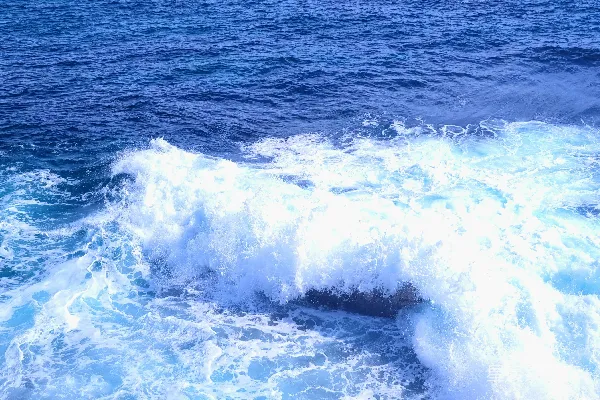 高清摄影 白色的泡沫和蓝色海水 crashing 的海浪