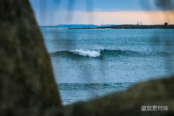 高清摄影 白天海浪拍打着海岸