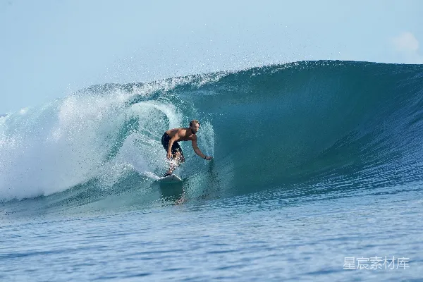 高清摄影 一个男子骑在冲浪板上 surfing于海浪之上
