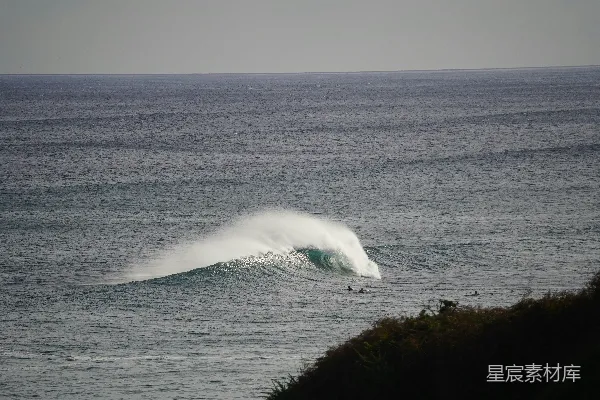 高清摄影 一个骑手在冲浪板上 surfing atop a wave