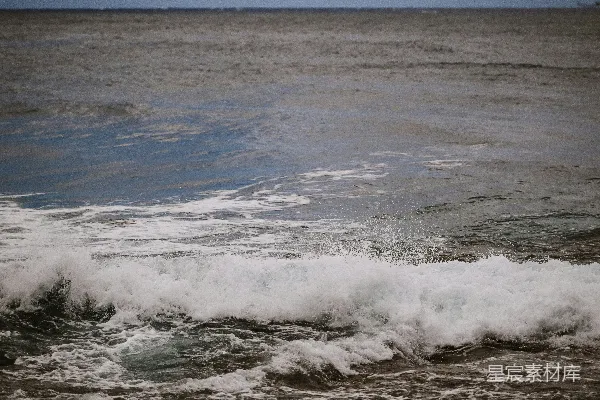 高清摄影 暗黑海洋中波涛汹涌，浪花飞溅雪白。