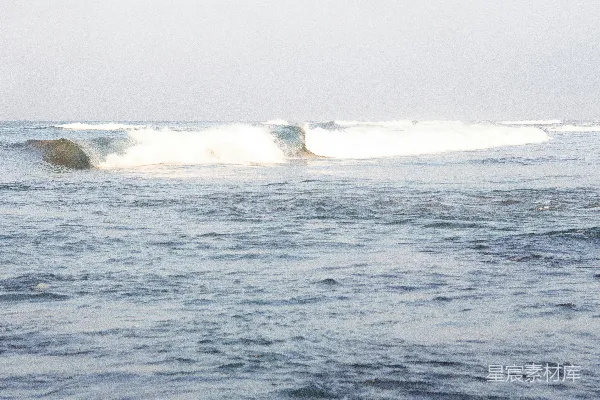 高清摄影 海浪在柔和的阳光下破碎