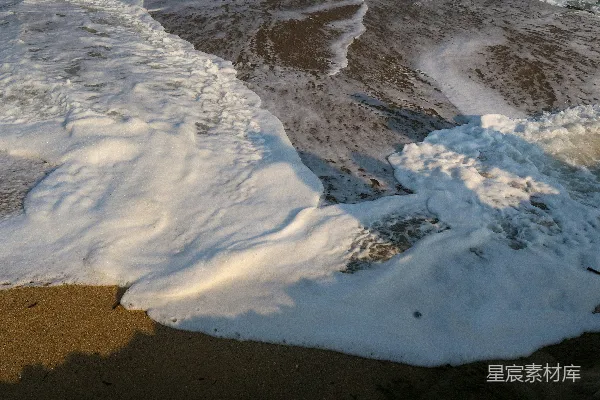高清摄影 白雪覆盖着褐色的沙滩