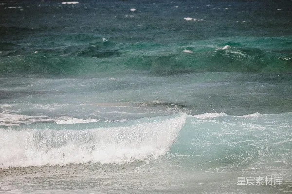 高清摄影 动态海浪带着白色的浪尖和碧蓝色的海水。