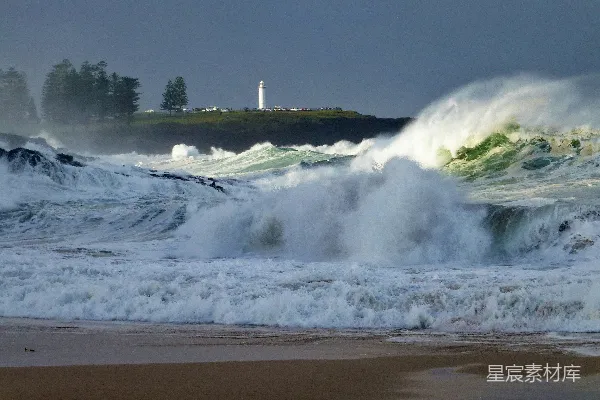 高清摄影 海岸白天海水冲破岩石的水声